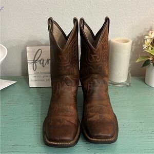 Ariat boots girls size 5.5. Can fit women’s 7.5.